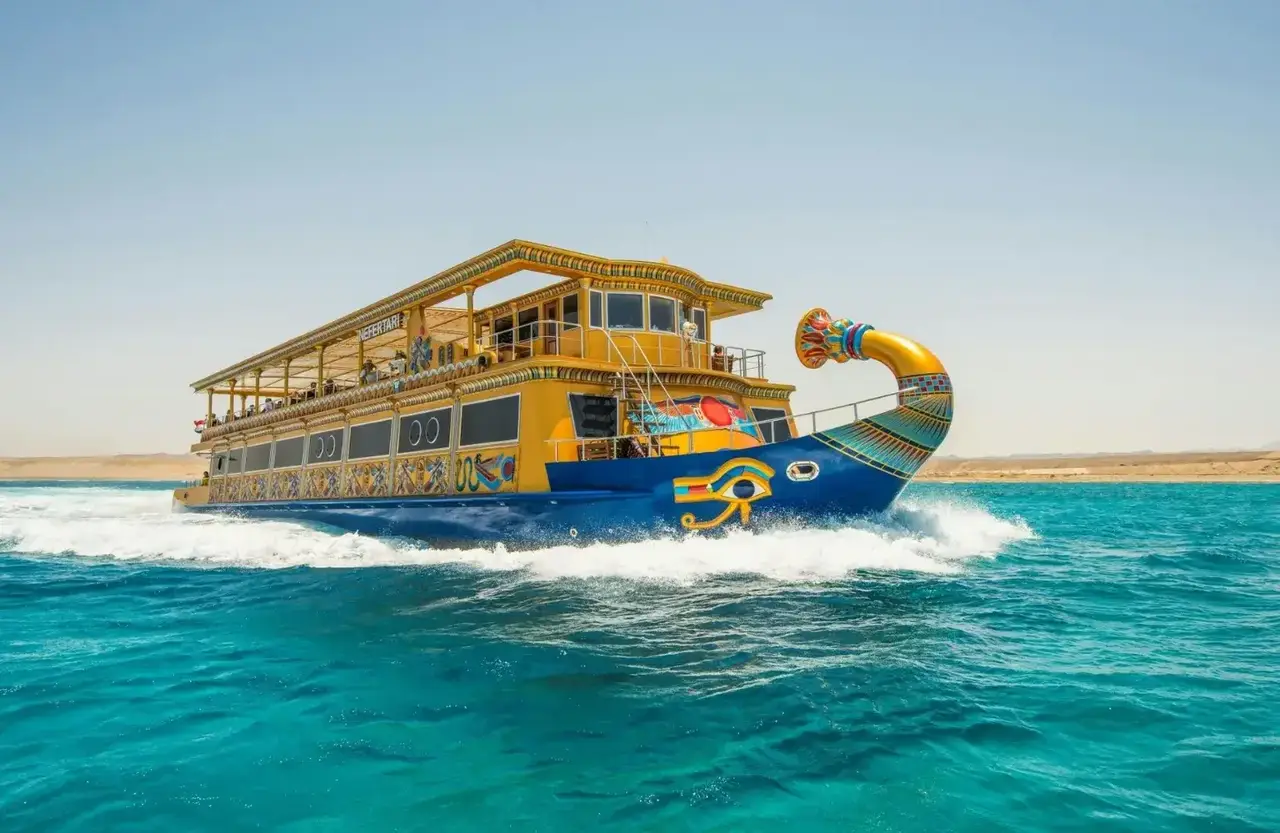 Familie gemeinsam an Deck eines Ausflugsboots vor Hurghada