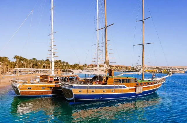 Tour boats on a Hurghada beach under a bright sky