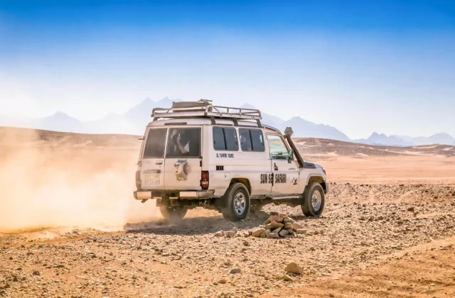 4x4-Fahrzeug auf einer Wüstenpiste außerhalb von Hurghada