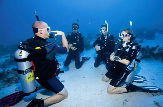 Instructor briefing divers before a dive