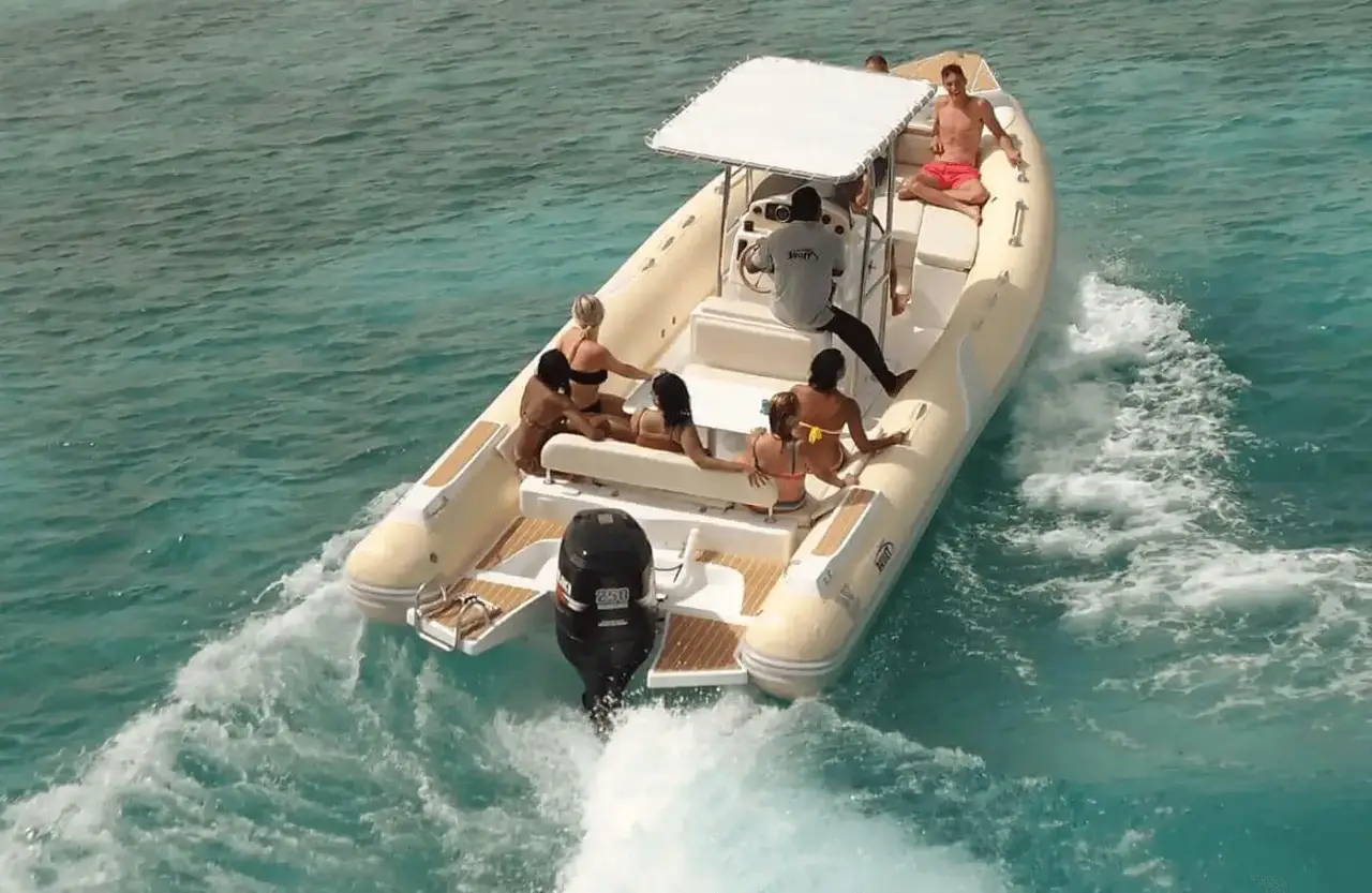 Speedboot mit Passagieren von oben gesehen, mit weißer Heckwelle